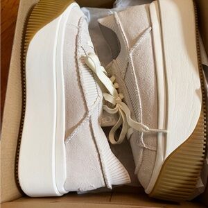 UGG EZ-Duzzit Platform Sneakers in Cream with Gum Sole